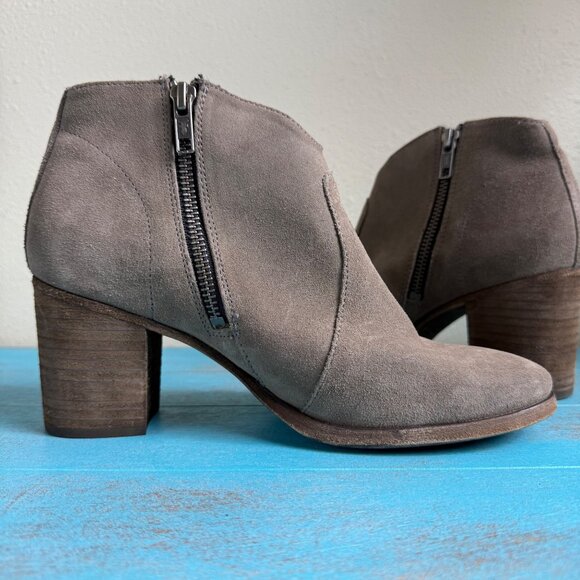 FRYE 'Nora' Zip Short Taupe Suede Leather Ankle Booties With Stacked Heel Sz 7 - Picture 6 of 8